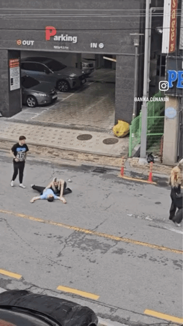 bt9745b942e189a284f6511afb51bf5af7.gif